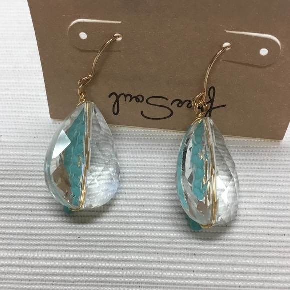 Free Soul Striking Earrings - Picture 4 of 4